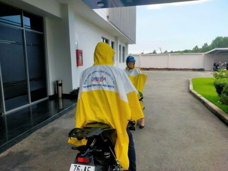 Công Đoàn Oristar HCM Tặng Áo Mưa Cho Toàn Thể Cán Bộ – Công Nhân Viên Nhân Mùa Mưa 2025